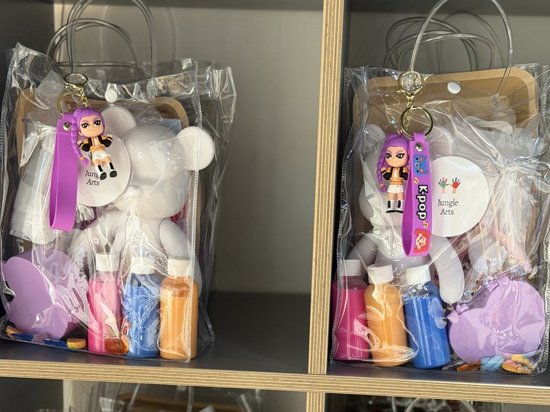Jungle Arts party favour bags with bear figure kits, paints and keychains